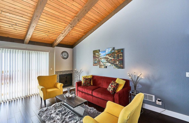 Southcenter Condo in Great Location! ~ Minutes Away From Seattle And SeaTac