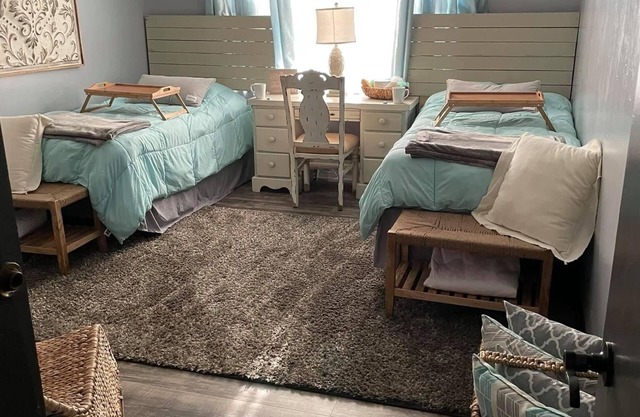 Southern Charm 2 bedroom family suite sleeps 4 located close to Champaign-Urbana