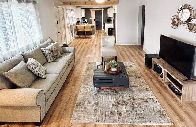 Southern Charm! A cozy 4-bedroom house with laundry and WiFi in Spartanburg.