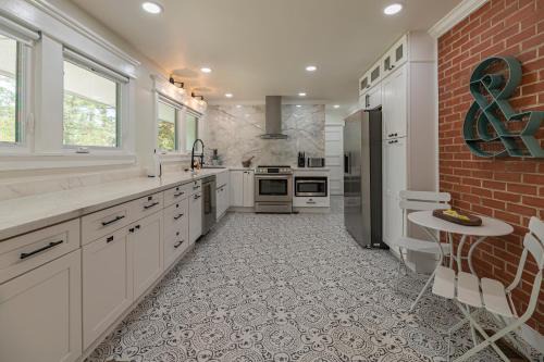 Southern Pines Gem with 2 Master-King Suites