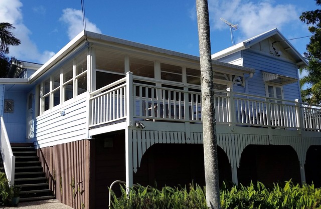 SOUTHPORT Holiday HOME Handy to Broadwater Theme Parks Free WiFi and Netflix.