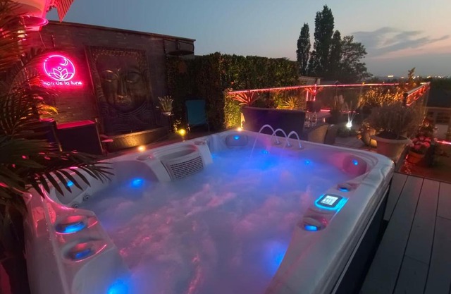 Spa de la Lune - Private love room suite with terrace and view - Air Conditioned- Double jacuzzi - Sauna - King size bed - Free WIFI - Free parking - Free breakfast - Close to CDG airport and to the North of Paris