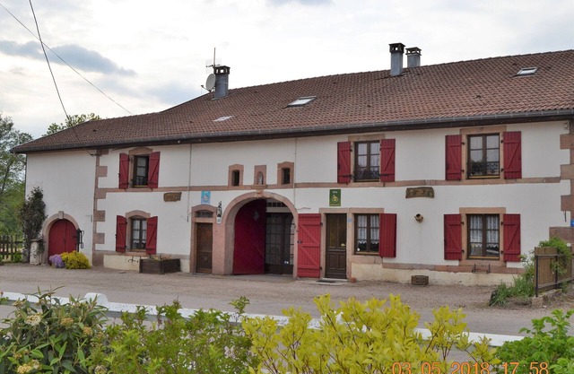 Spacious Rustic Cottage with Terrace, Close to Gérardmer – Ideal for Families
