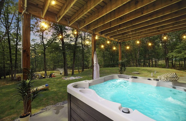 Spa-Like Rustic Retreat In Nature With Glass Barrel Sauna, Hot Tub & Pond!