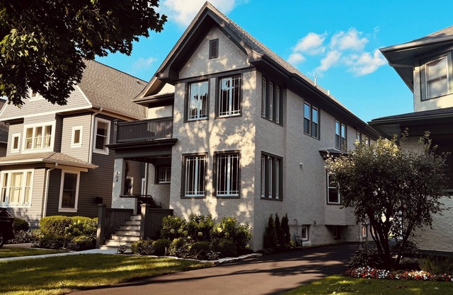 Space&style New rehab, first flr + bsmt of duplex, driveway prkng, walk to train