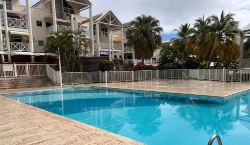 Spacieux appartement avec terrasse et piscine au Diamant