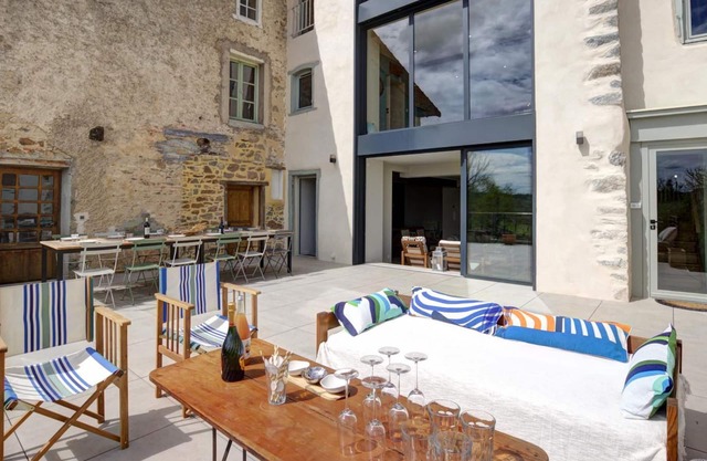Spacious townhouse with garden, terrace, and internet