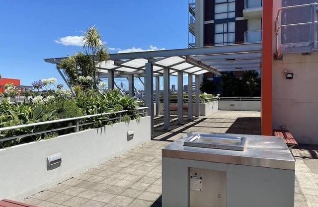 Spacious 1 bdm apt w/pool, gym & internal parking