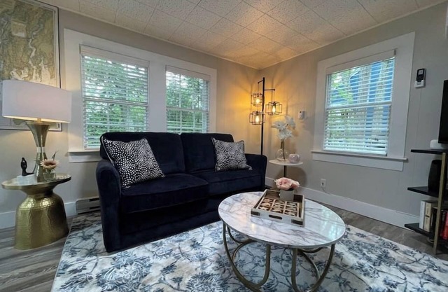 Spacious 1 Bedroom Close to Everything 4