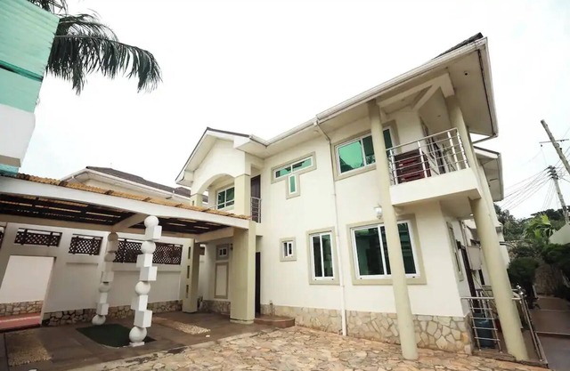 Spacious 12-bedroom house with WiFi and AC in Cantonments, Accra
