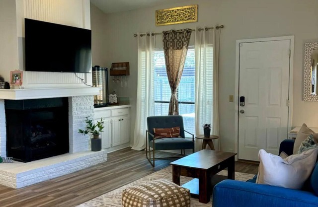 Spacious 1Bd/1bath, Dog Friendly Townhome in safe area, NW Oklahoma City w/WiFi