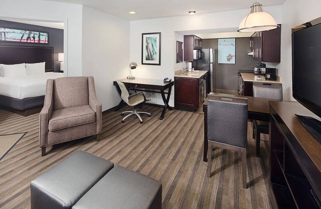 Spacious 1BR King w/Pool Access 1 mile from Irving Convention Center