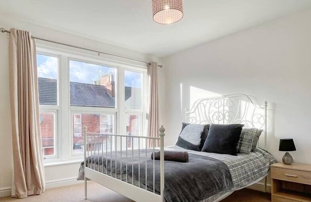 Spacious 2-bed Apartment in Crewe | Ideal for Business | FREE Parking - Sleeps 3