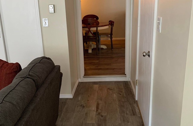 Spacious 2 bedroom apartment next to Saratoga Race Course,close to Casino & SPAC