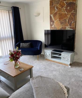 Spacious 2 Bed Village Flat sleeps 4/6