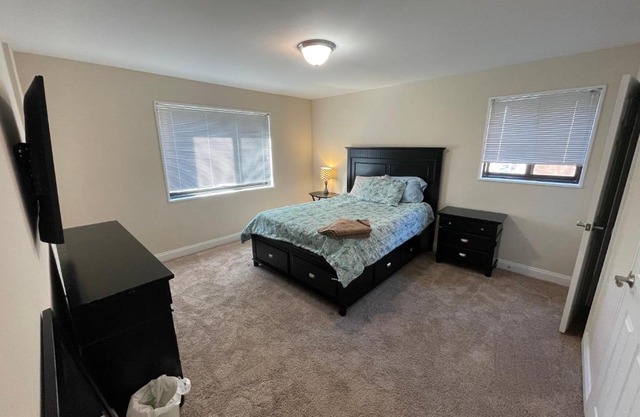 Spacious 2 bedroom in Chevy chase