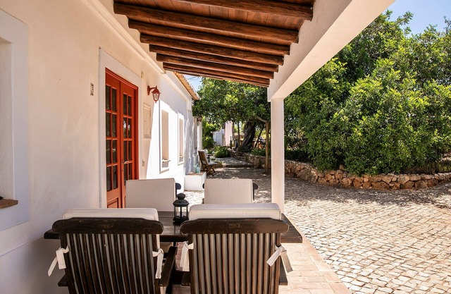 Spacious 2-bedroom Family Cottage with Shared Pool