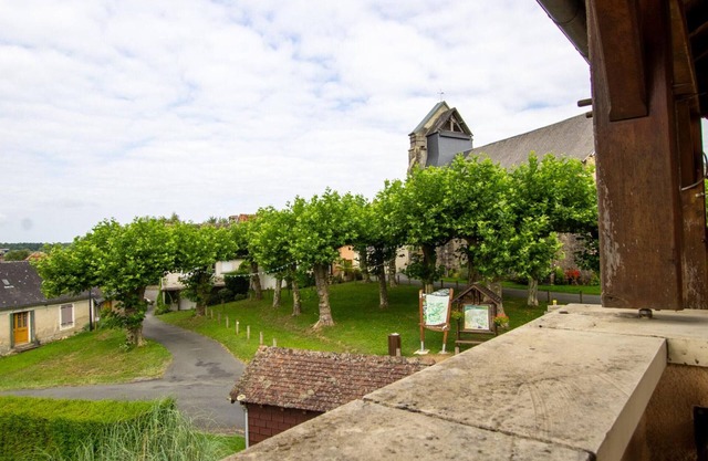 Spacious 2-Bedroom Apartment with Terrace in Scenic Saint-Mesmin Village