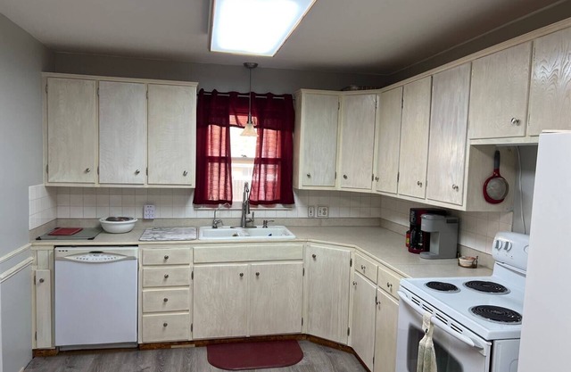 Spacious 2 bedroom home in quiet neighborhood w/ mini workout room