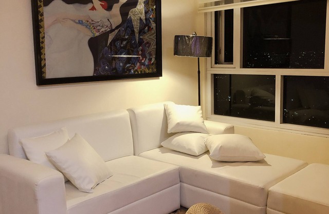 Spacious 2-Bedroom Condo in QC (Near Restaurants & Shopping Mall!)