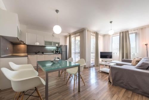 Spacious 2 br apt in Villa Mare