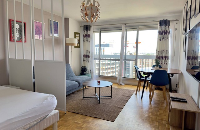 Spacious 2-room apartment with parking in Paris La Défense overlooking the Eiffel Tower