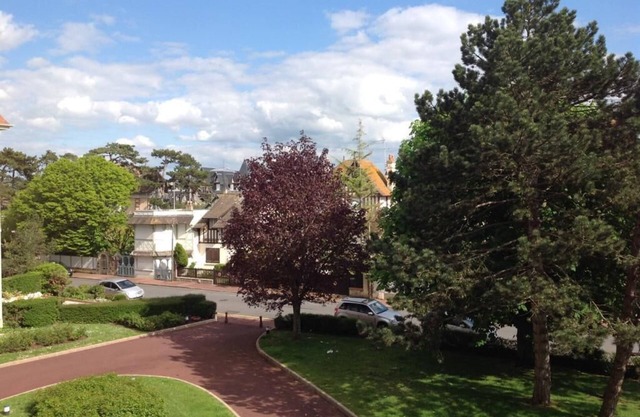 Spacious 2 Rooms, heart of Deauville, next to the beach, closed parking included