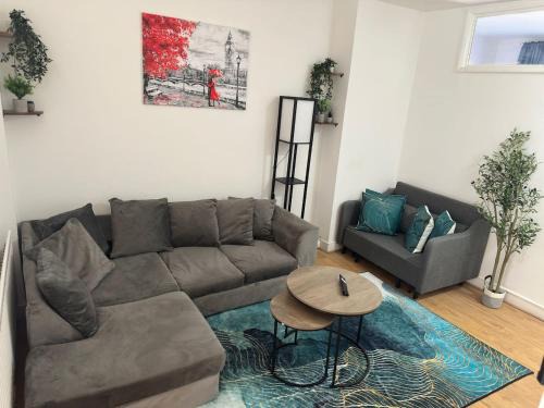 Spacious 2B Apt Zone 2 sleeps 4 F5