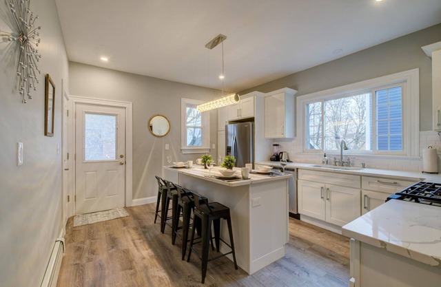 Spacious 2bd 1ba Free Parking 3D Tour