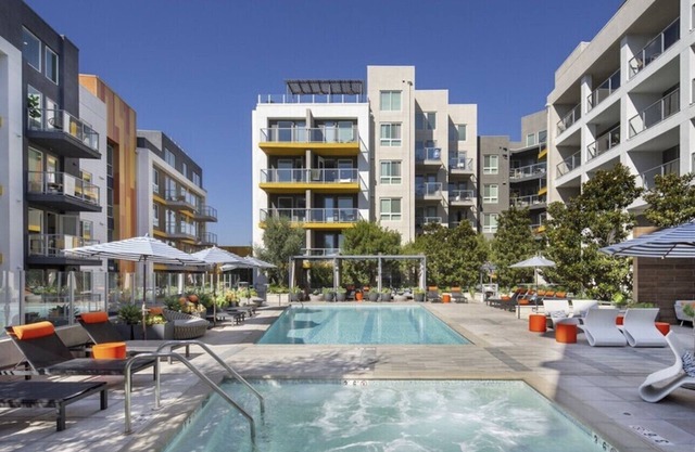 Spacious 2BD 2BA with Huge Balcony, Near Venice