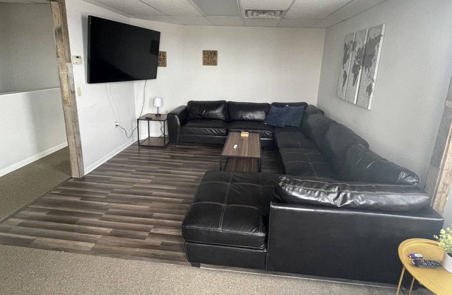 Spacious 2BR-1 Block from downtown