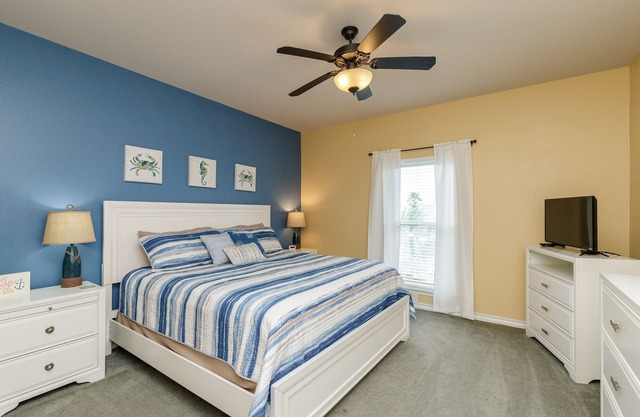 Spacious 2br 2bath condo! On the canal with a boat lift!