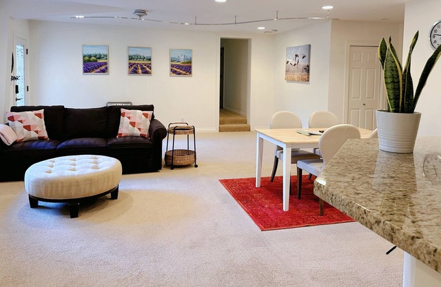 Spacious 2Br/2Bath house suite walking to Lake Sammamish