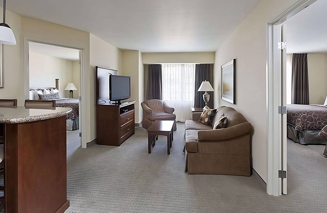 Spacious 2BR Suite with Full Kitchen! A 13-minute drive away from Pearl District