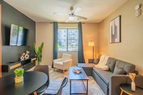 Spacious 2BR Uptown Biltmore Gym Pool Parking WD