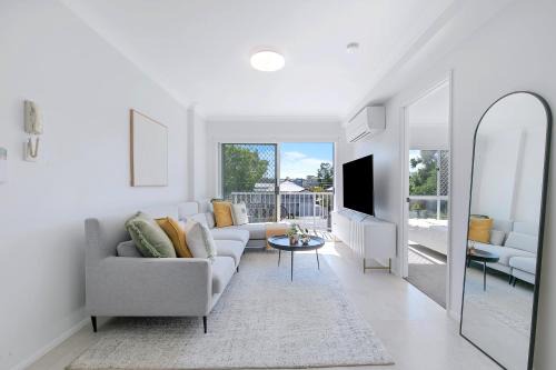 Spacious 3-Bed Coorparoo Apartment