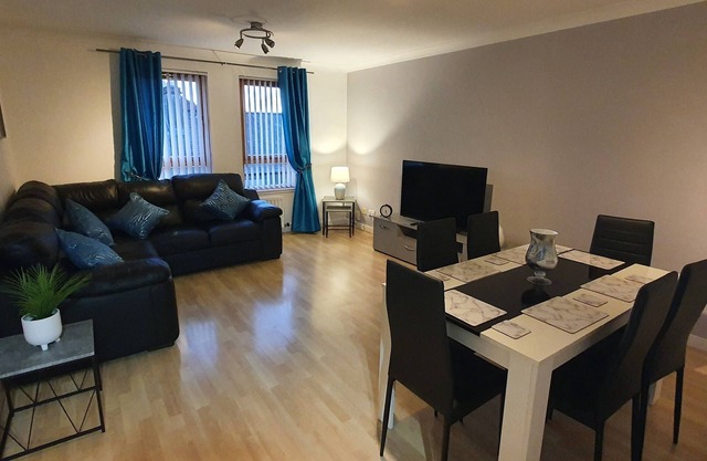 Spacious 3 bed apartment with parking, right in centre of Broughty Ferry!