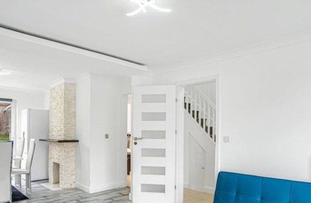 Spacious 3-Bed Home in Luton with Free Parking