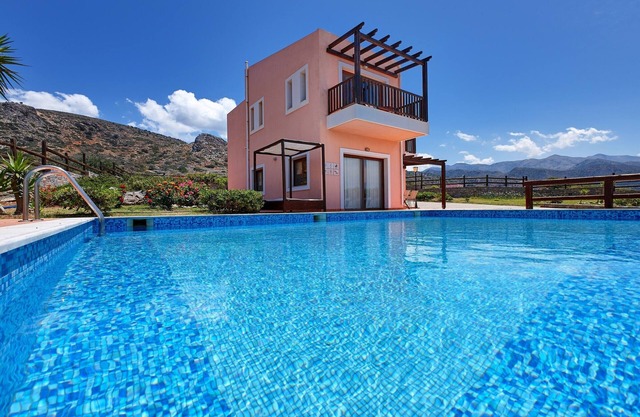 Spacious 3-Bedroom Pool Villa with sea and mountain views 47km from Heraklion(G)
