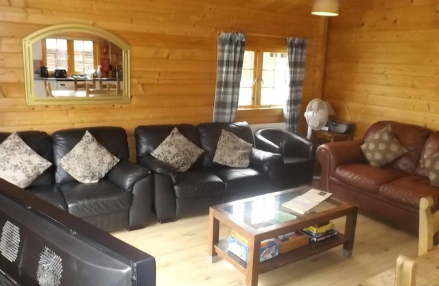 Spacious 3 bedroom cabin at Avonvale Holiday Lodge