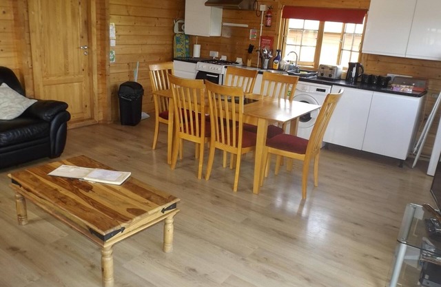 Spacious 3 bedroom cabin at Avonvale Holiday Lodge