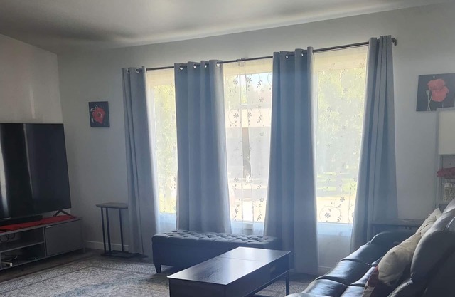 Spacious 3-bedroom Duplex, sleeps 6, heated garage and close to shopping.nn