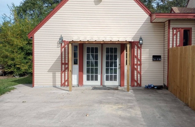 Spacious 3 bedroom home. Cajun Capital of Texas! Experience great fishing.
