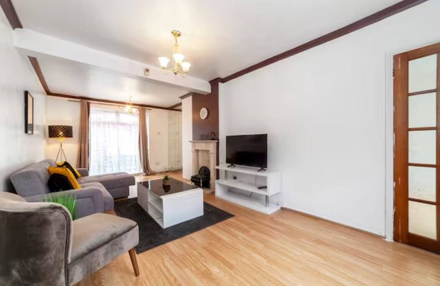 Spacious 3 BR House w/Private Garden, Woolwich