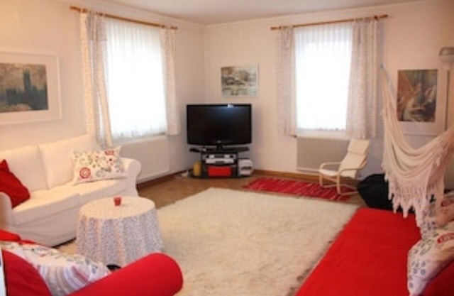 spacious 3 room apartment close to old town, ideal for families, privat Parking