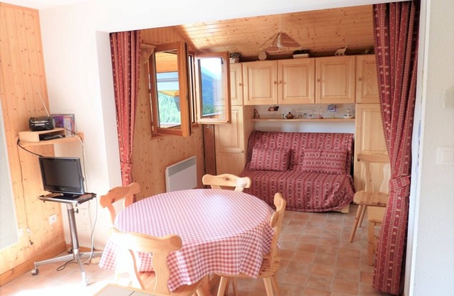 Spacious 3-room apartment with balcony, parking and mountain corner