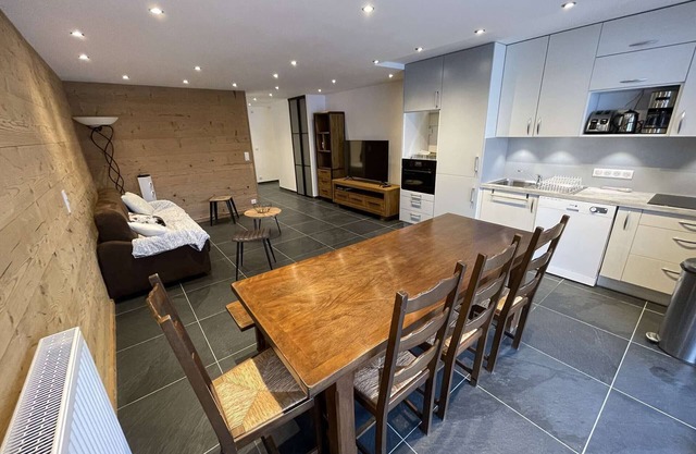 Spacious 3-Room Cabin Apt for 8 with Balcony, Near Ski Lifts and Shops in Vars