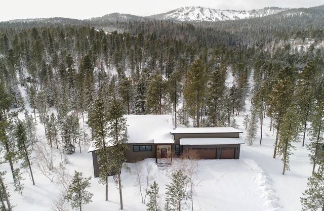 Spacious 3600 sq. ft. Cabin w/Hot Tub, Great Amenities & Clubhouse w/Pool!
