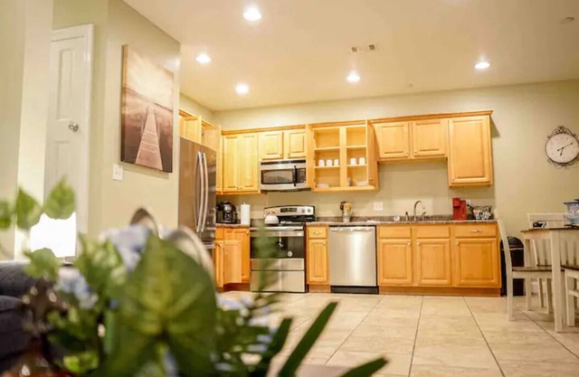 Spacious 3BR 2BA/Balcony/4 TVs/Strong Wi-Fi
