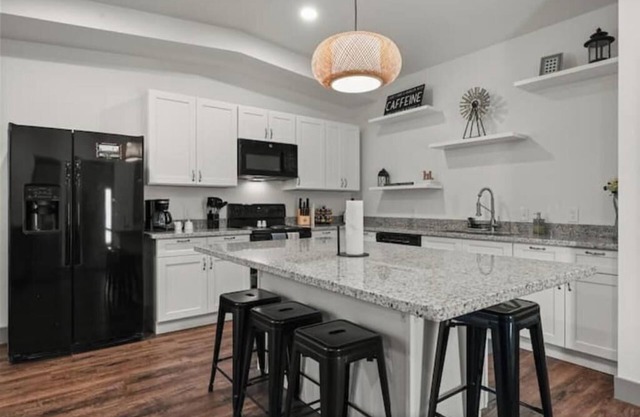 Spacious 3BR/2BA Lakeside Escape